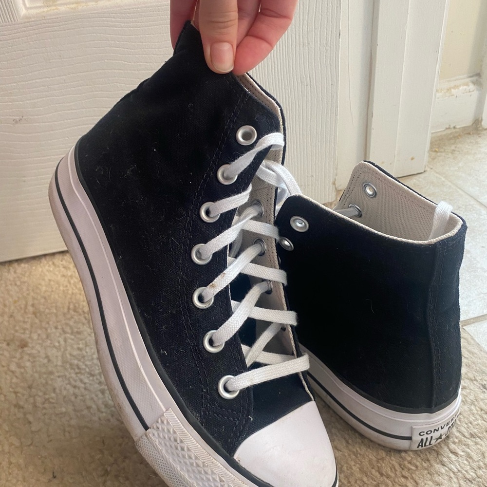 Platform converse. Women’s size 7.5. Can be unisex item! Mild wear.